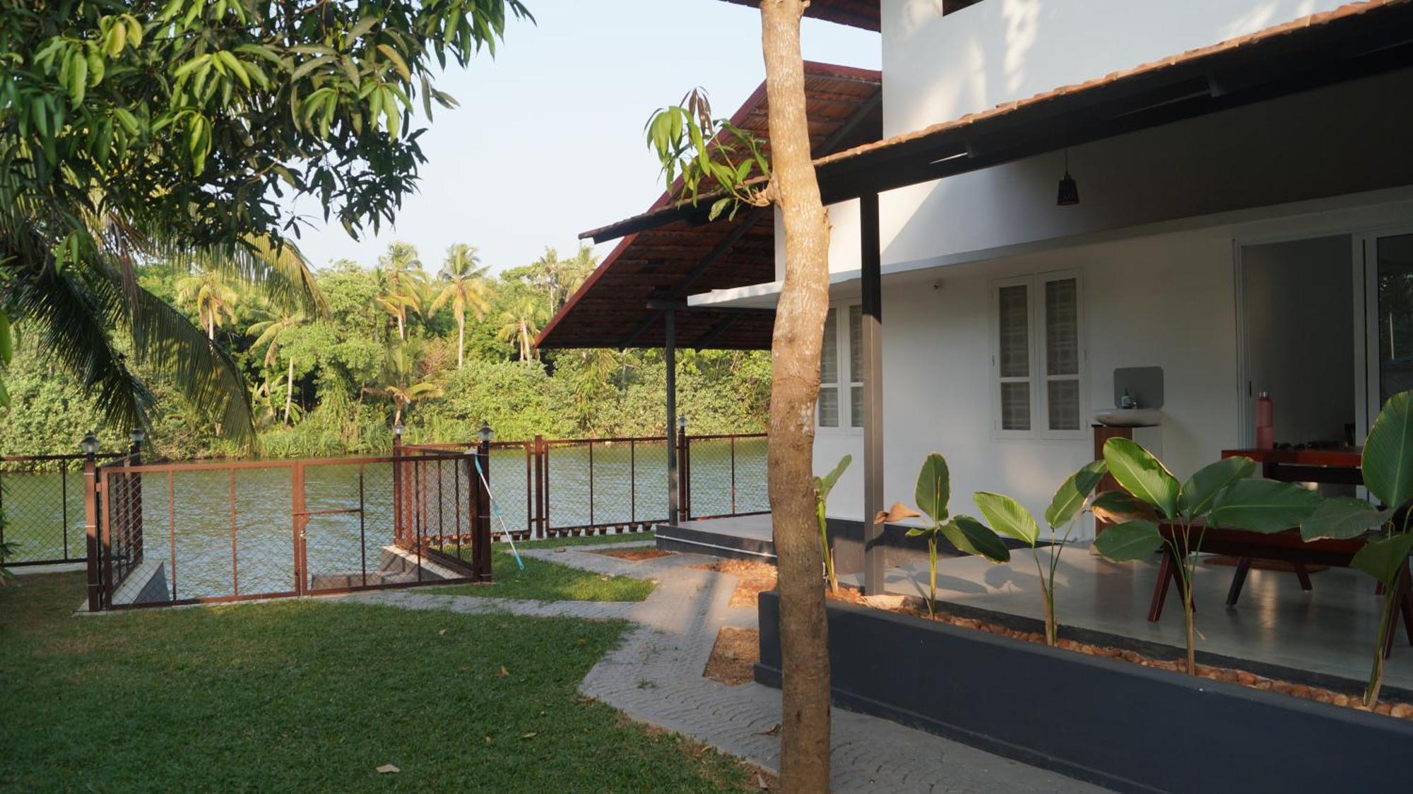 Blue Lake Villa Коллам Экстерьер фото
